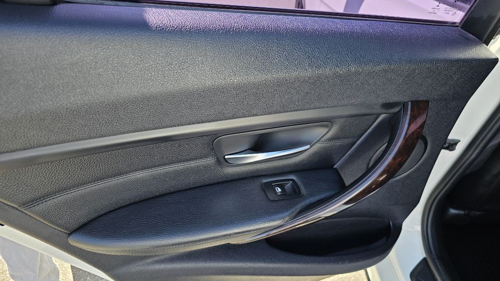 2014 BMW 3 Series Image 27