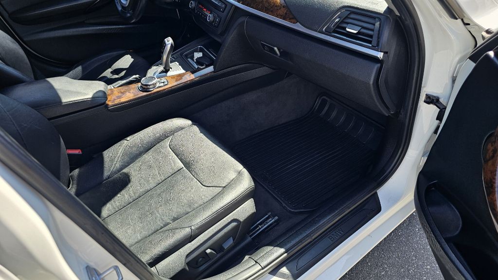 2014 BMW 3 Series Image 29