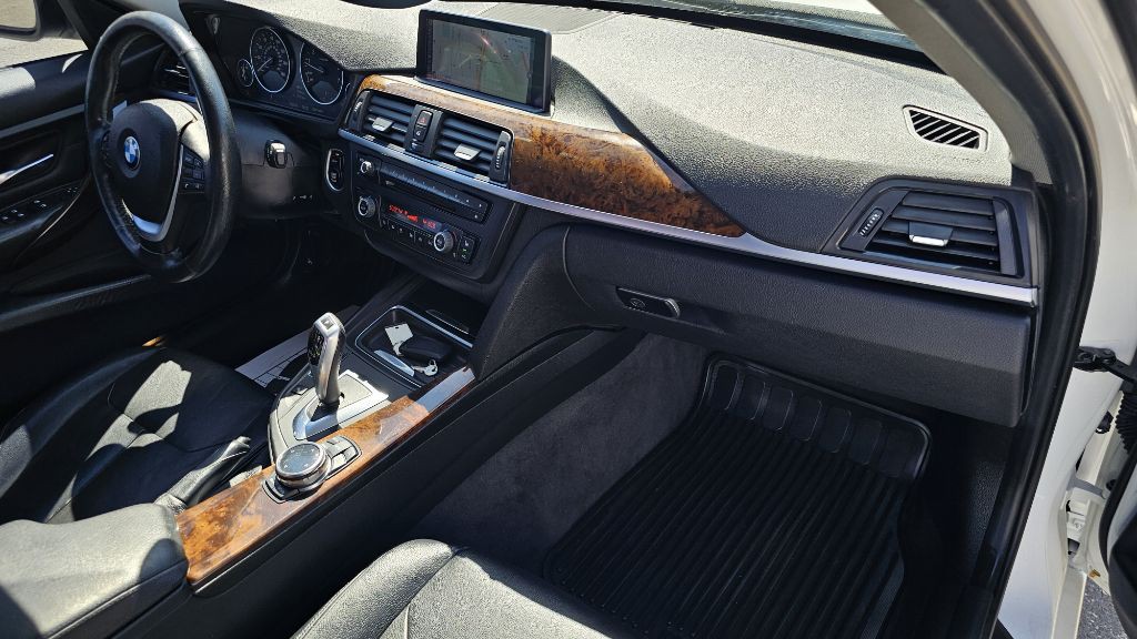 2014 BMW 3 Series Image 32