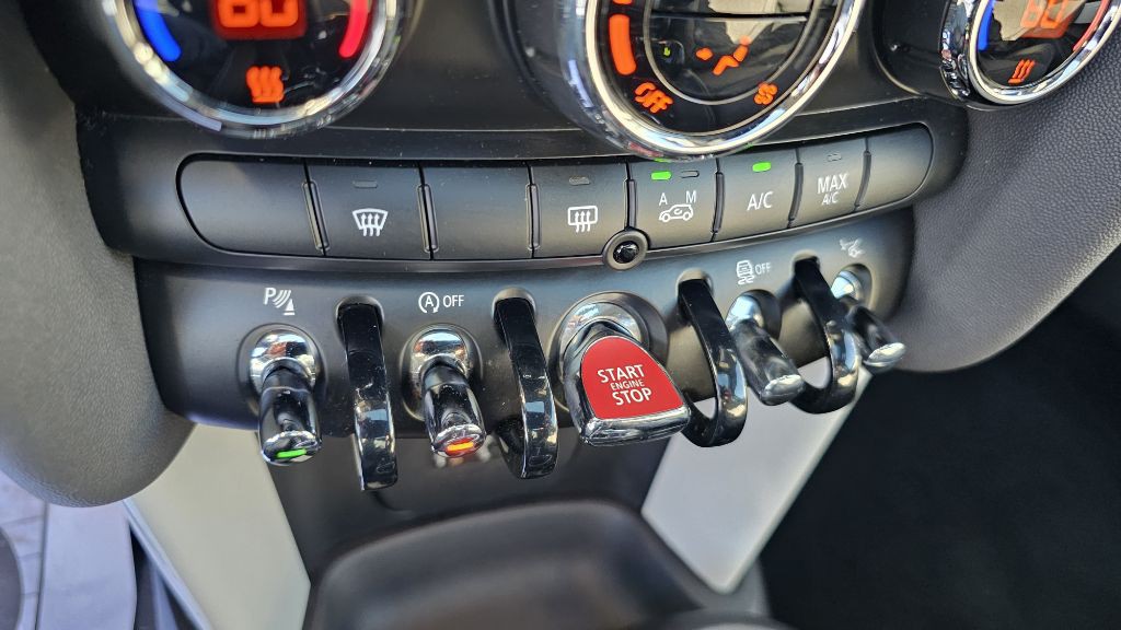 2014 MINI Cooper Image 25