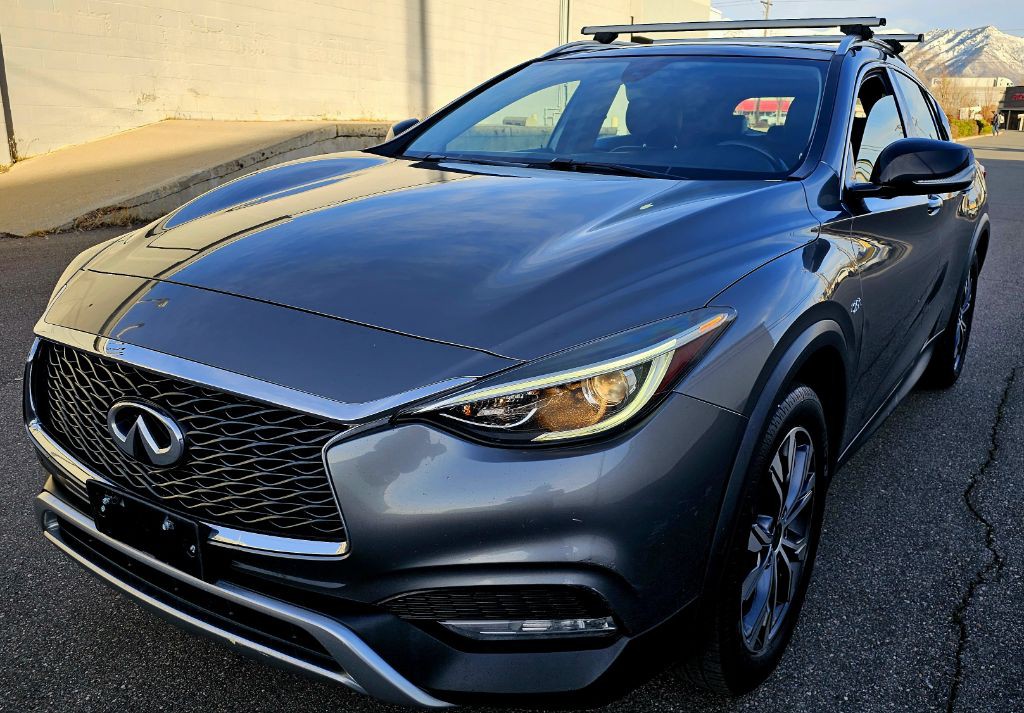 2017 INFINITI QX30 Image 1