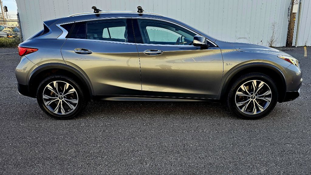 2017 INFINITI QX30 Image 4