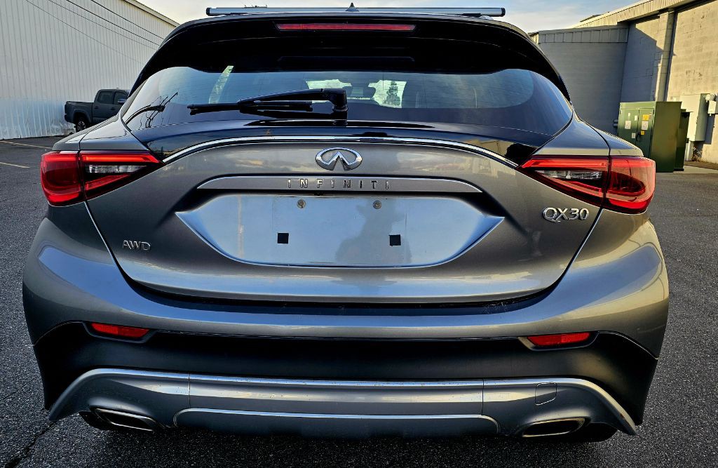 2017 INFINITI QX30 Image 6