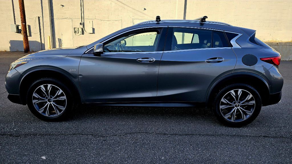 2017 INFINITI QX30 Image 8