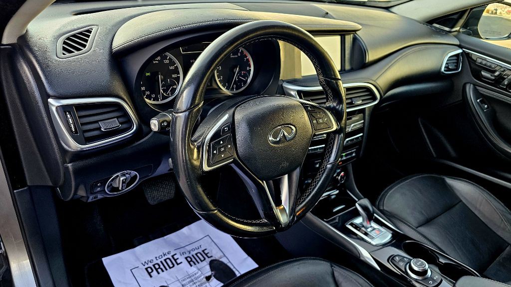 2017 INFINITI QX30 Image 16