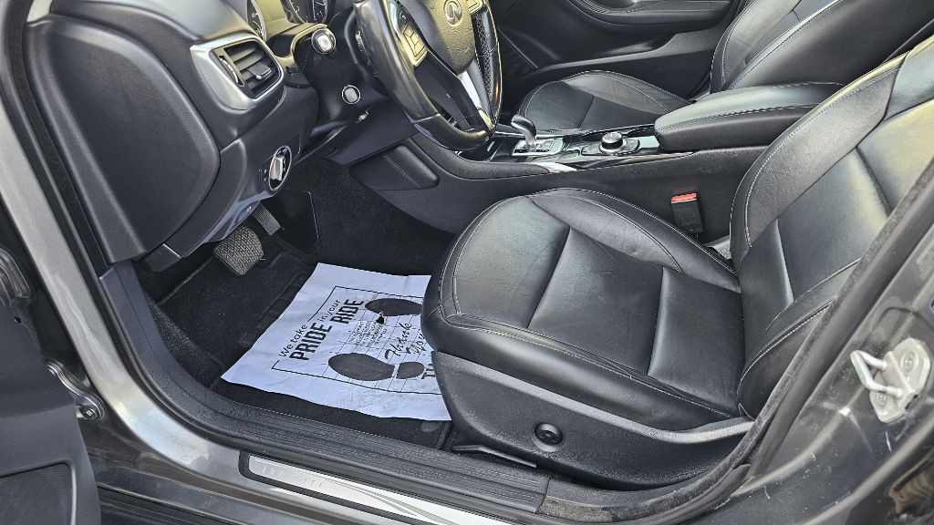 2017 INFINITI QX30 Image 17