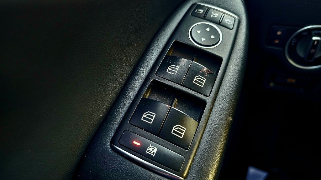 2017 INFINITI QX30 Image 28