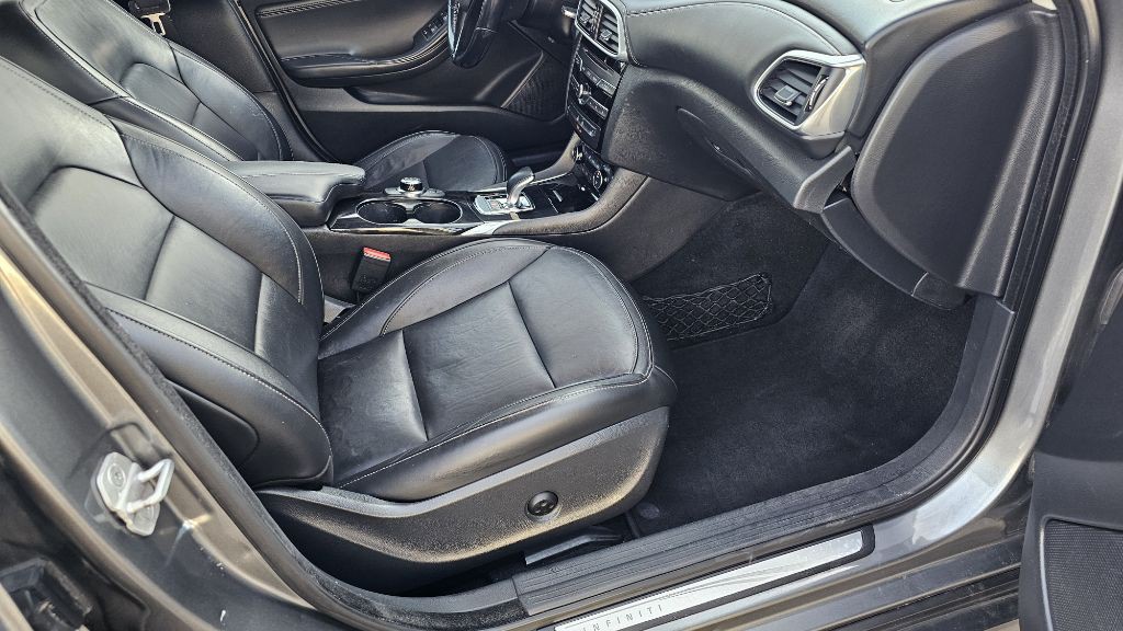2017 INFINITI QX30 Image 37