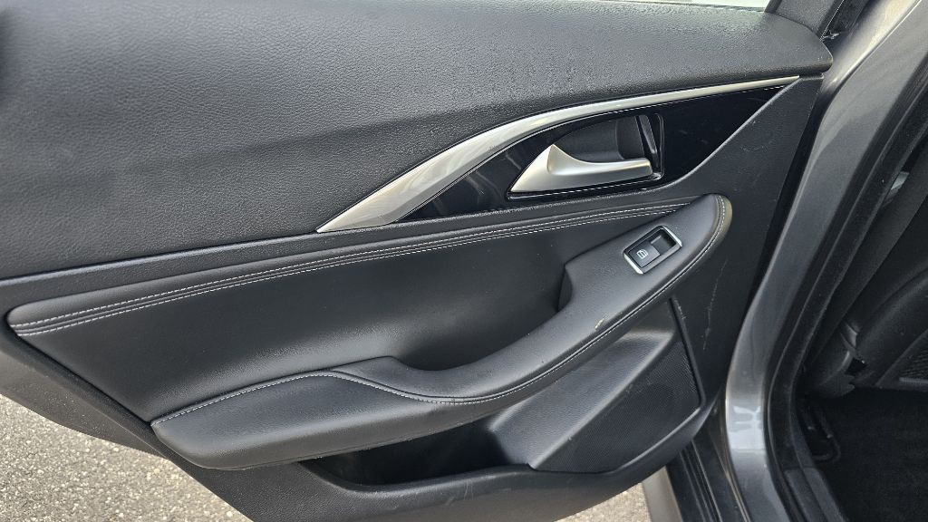 2017 INFINITI QX30 Image 38