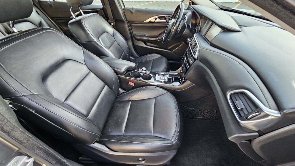 2017 INFINITI QX30 Image 39