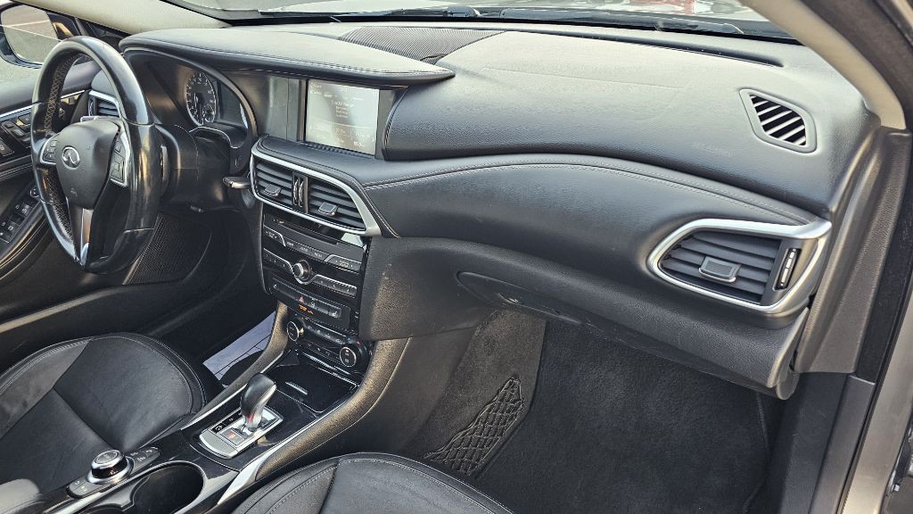 2017 INFINITI QX30 Image 40