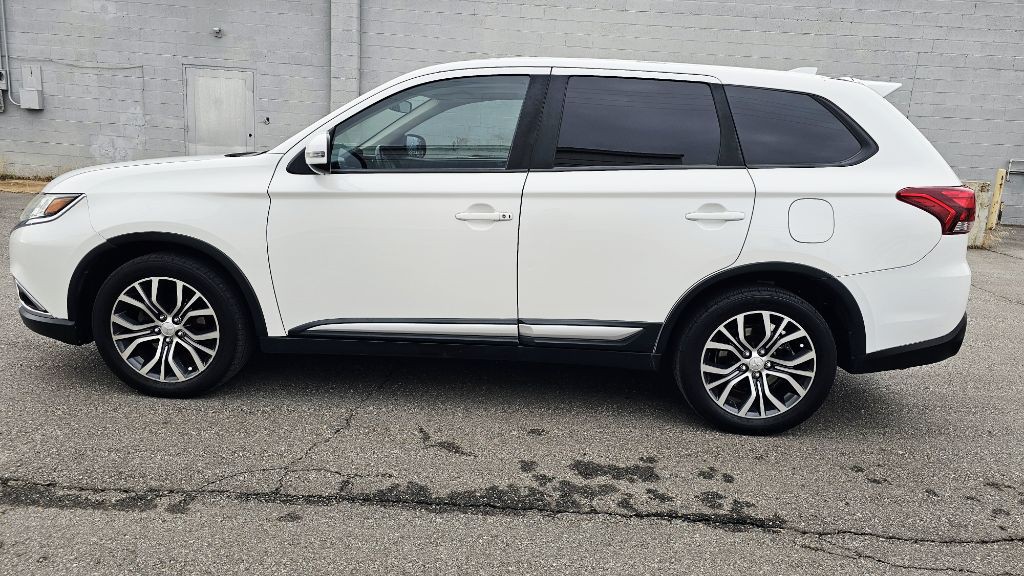 2017 Mitsubishi Outlander Image 8