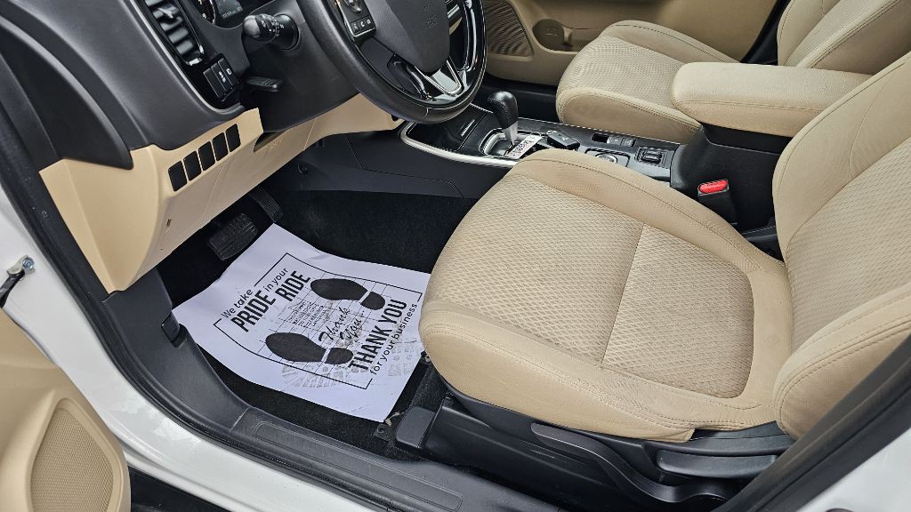 2017 Mitsubishi Outlander Image 14