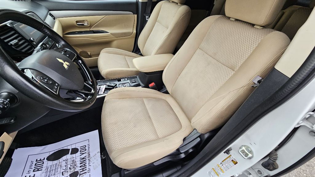 2017 Mitsubishi Outlander Image 16