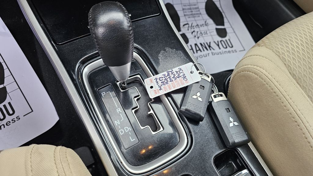 2017 Mitsubishi Outlander Image 23