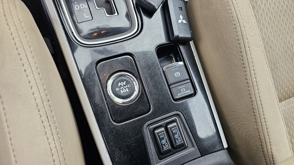 2017 Mitsubishi Outlander Image 24