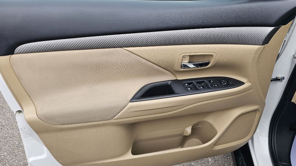 2017 Mitsubishi Outlander Image 29