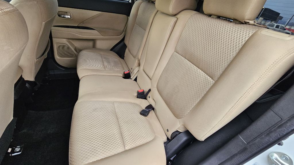 2017 Mitsubishi Outlander Image 30