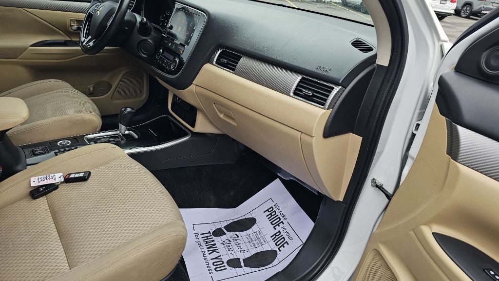 2017 Mitsubishi Outlander Image 33