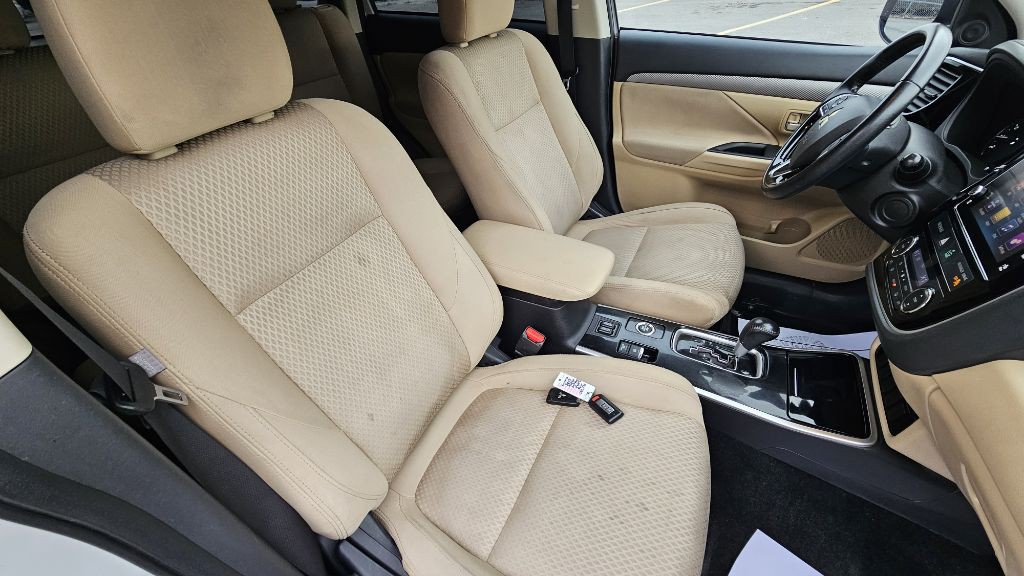 2017 Mitsubishi Outlander Image 35