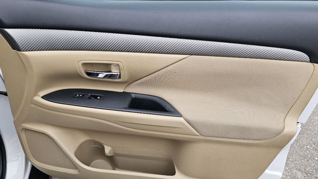 2017 Mitsubishi Outlander Image 37