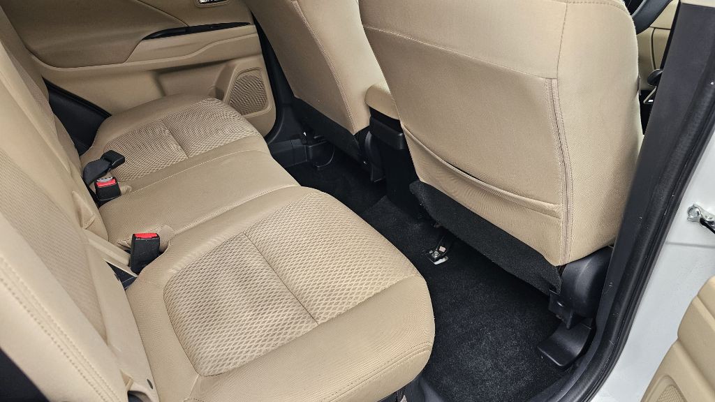 2017 Mitsubishi Outlander Image 38