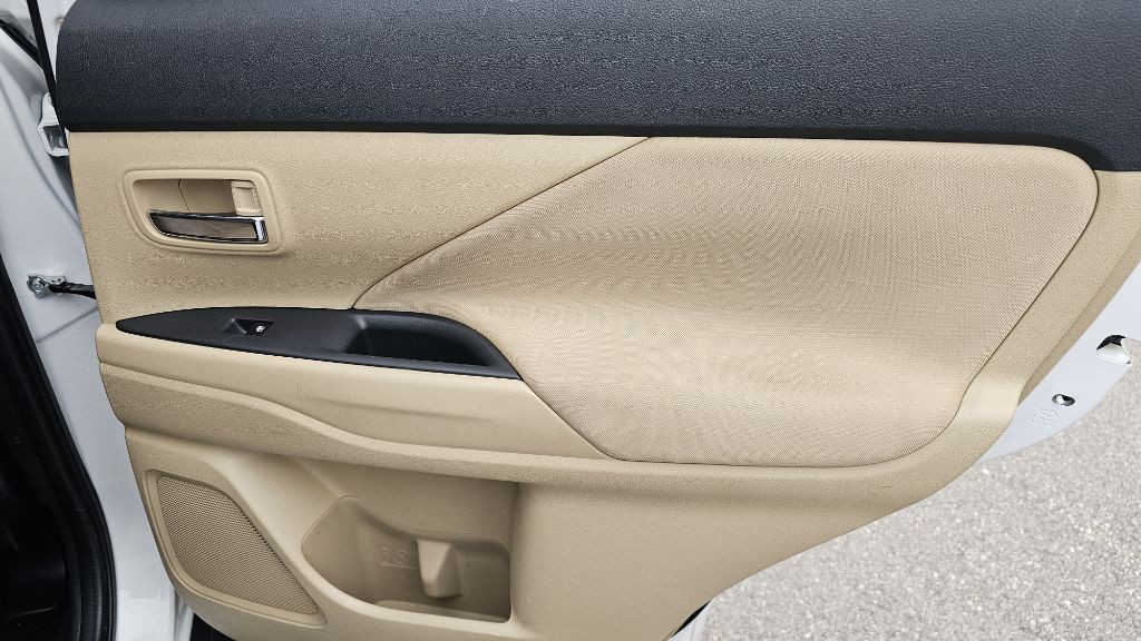 2017 Mitsubishi Outlander Image 39