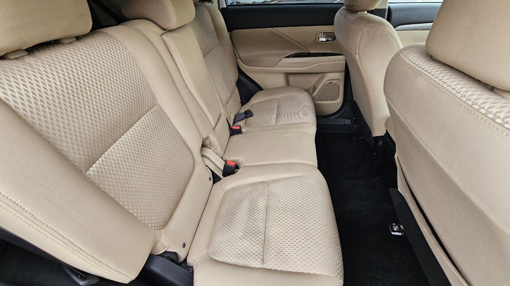 2017 Mitsubishi Outlander Image 40
