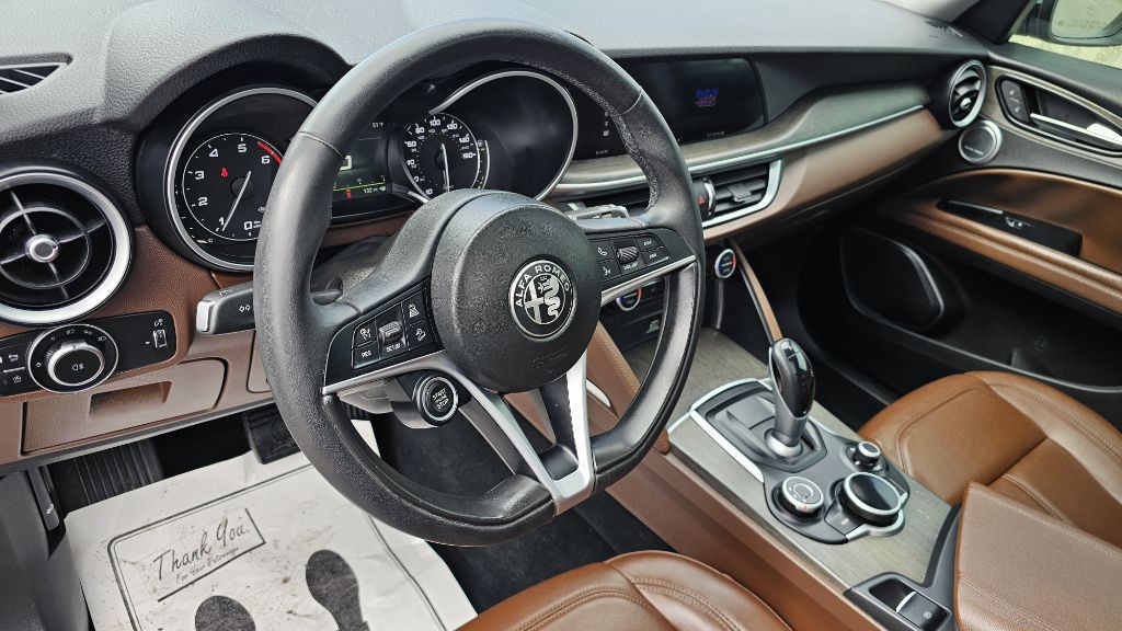 2019 Alfa Romeo Stelvio Image 17