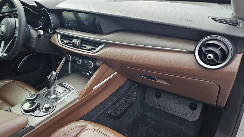 2019 Alfa Romeo Stelvio Image 34