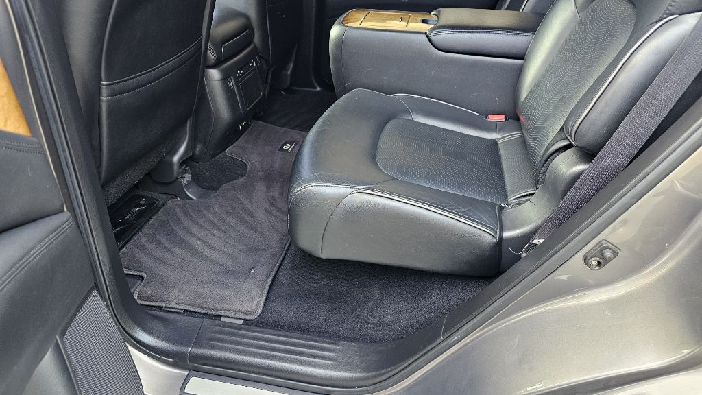 2013 INFINITI QX56 Image 32