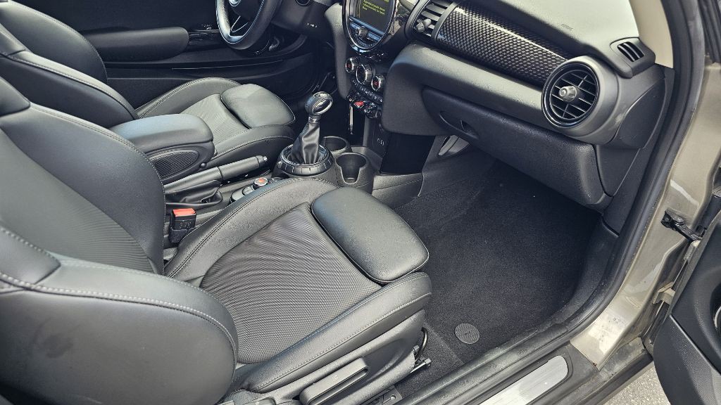 2017 MINI Cooper Image 28