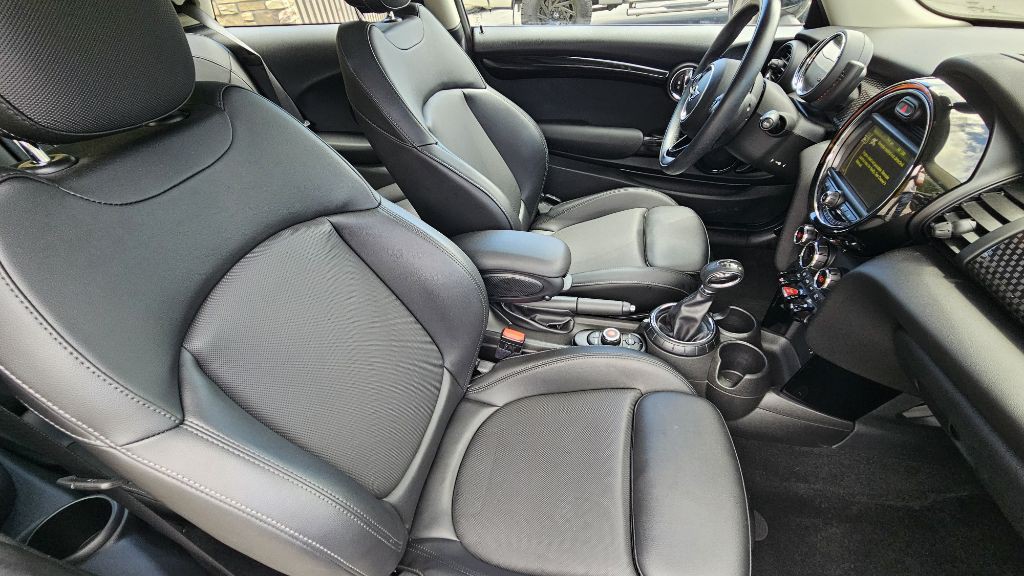 2017 MINI Cooper Image 29
