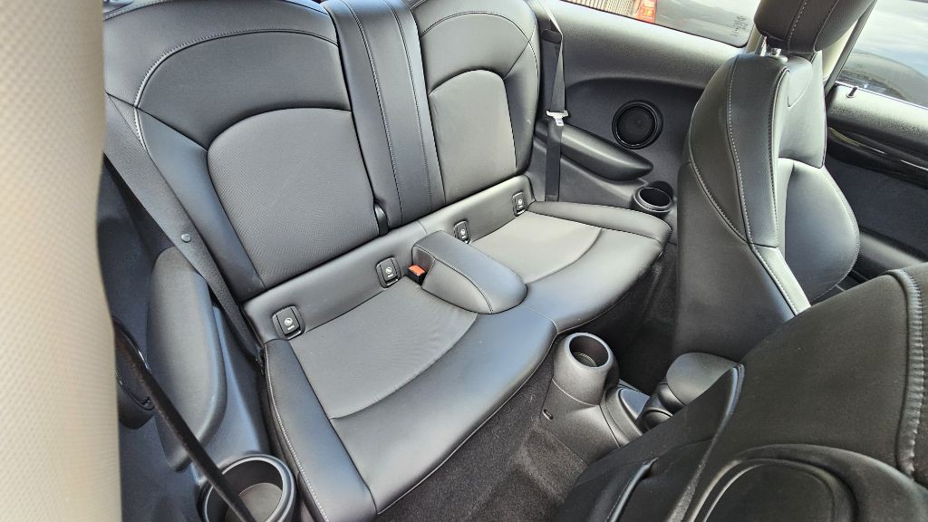 2017 MINI Cooper Image 30