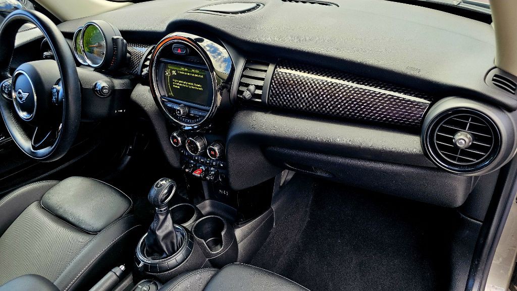 2017 MINI Cooper Image 31
