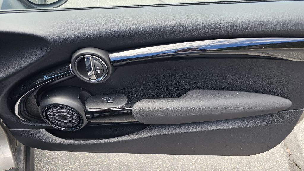 2017 MINI Cooper Image 32