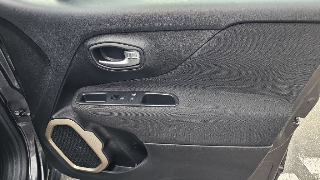 2017 Jeep Renegade Image 32
