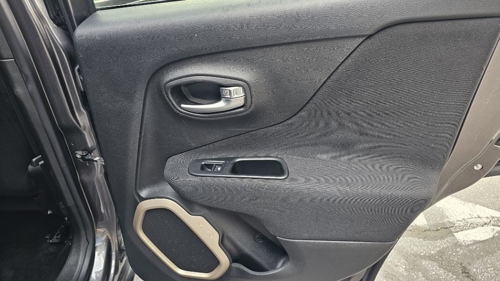 2017 Jeep Renegade Image 35