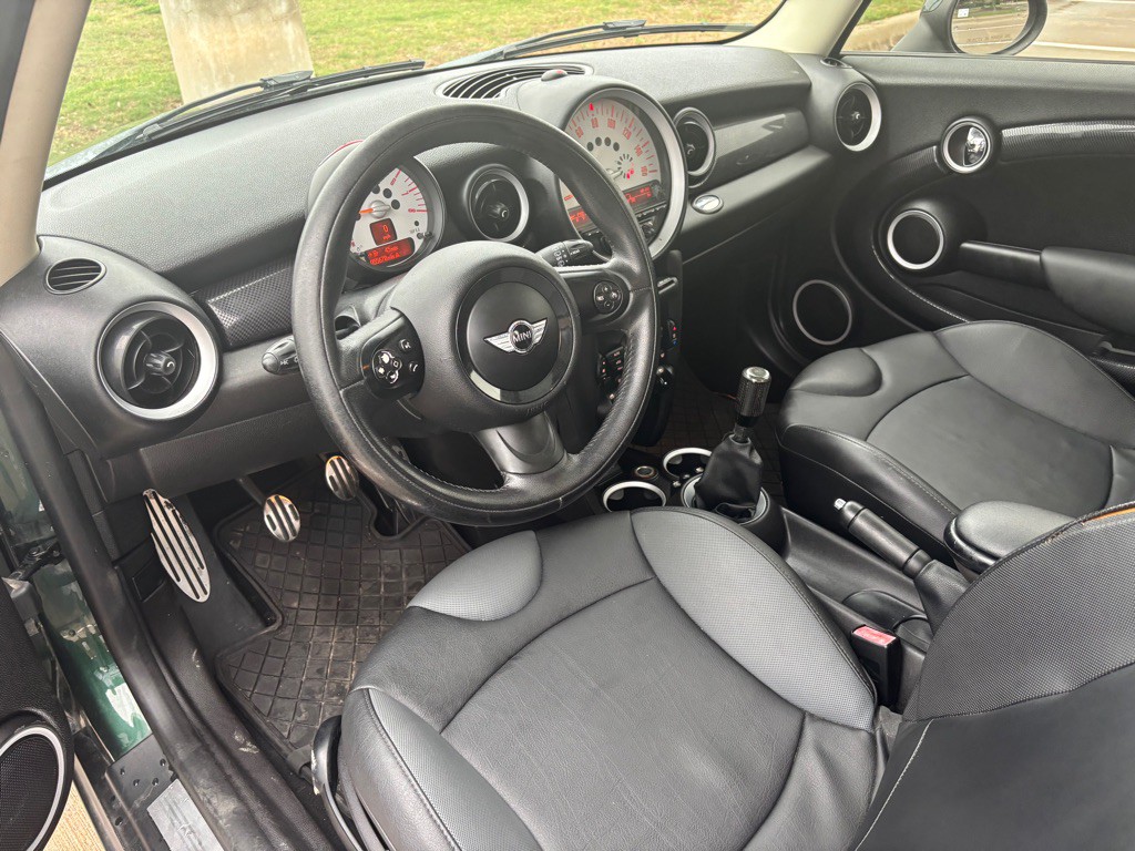 2013 MINI Cooper Image 16