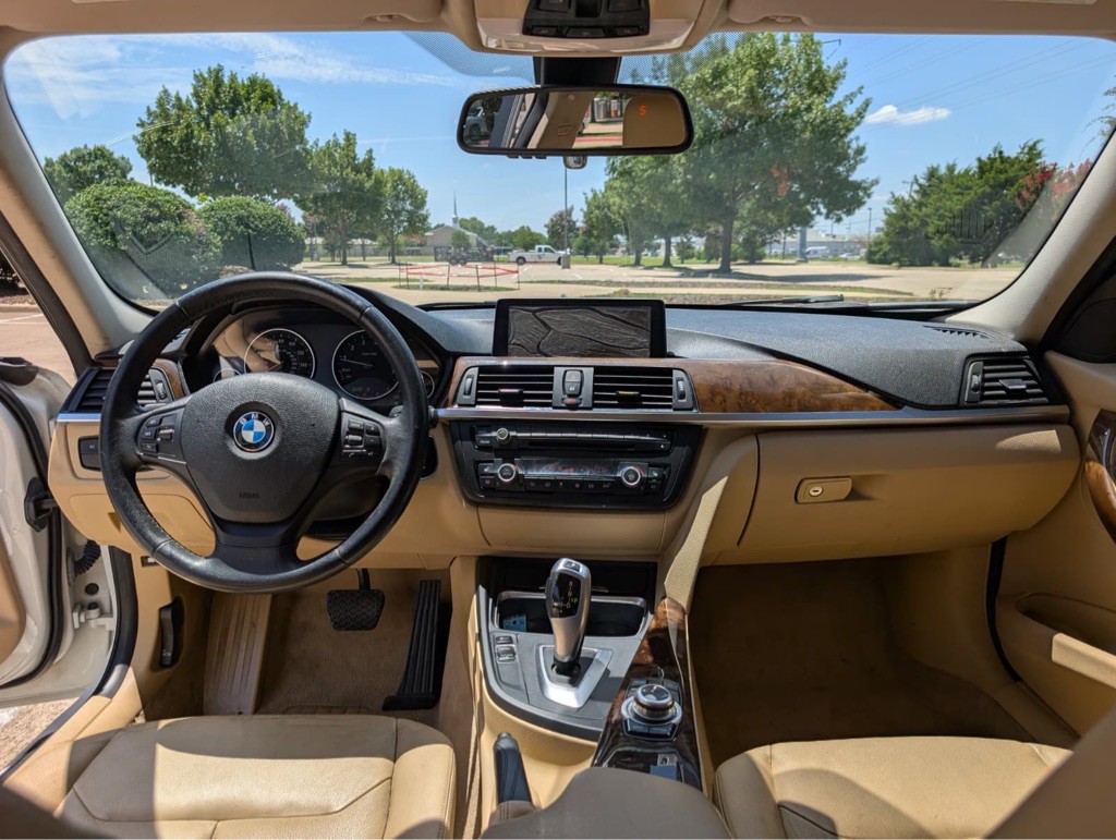 2013 BMW 3 Series Image 17
