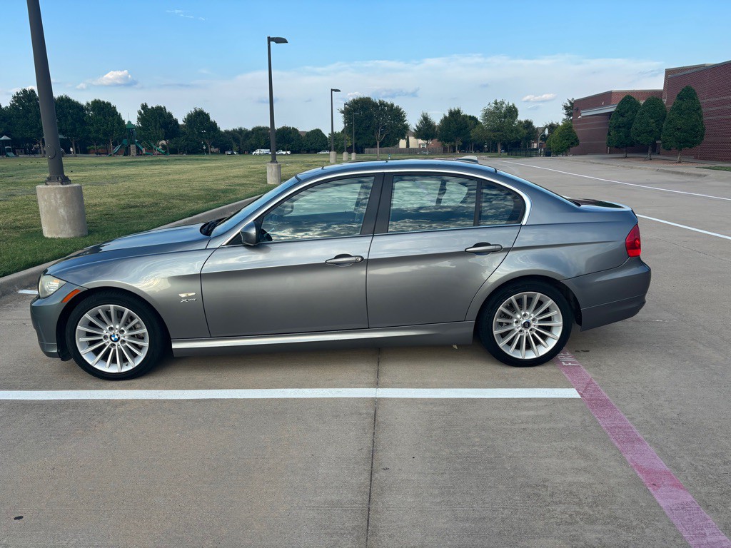 2011 BMW 3 Series Image 2