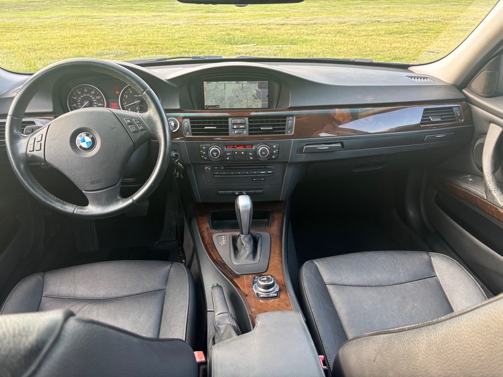 2011 BMW 3 Series Image 8