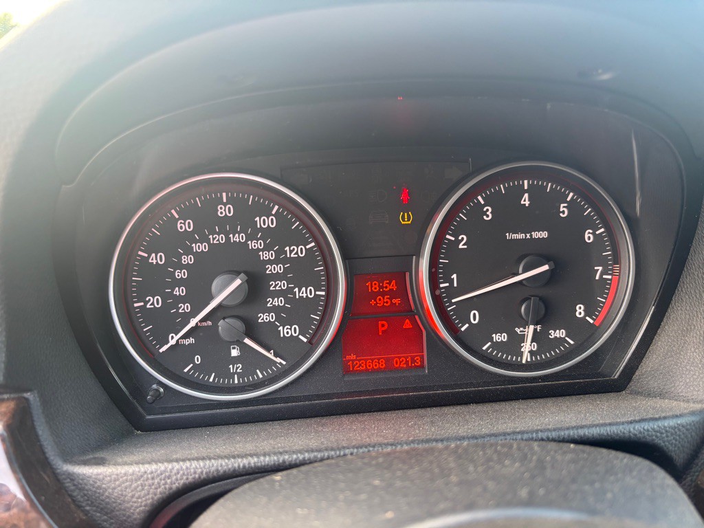 2011 BMW 3 Series Image 11