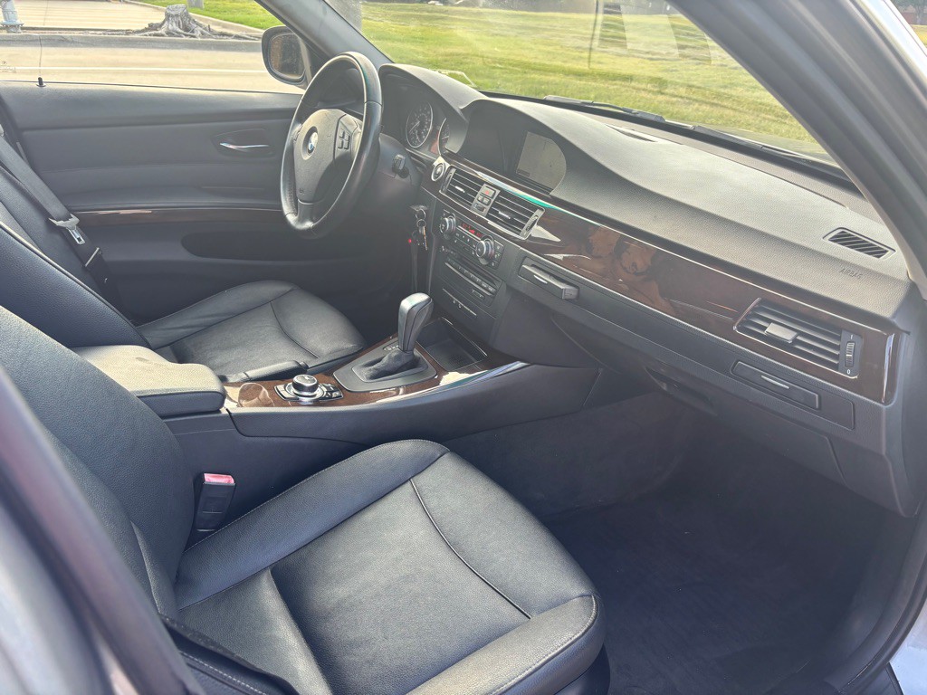 2011 BMW 3 Series Image 14