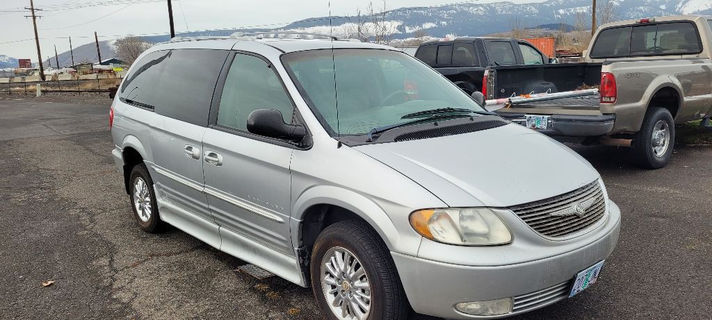 2001 Chrysler Town & Country Image 2