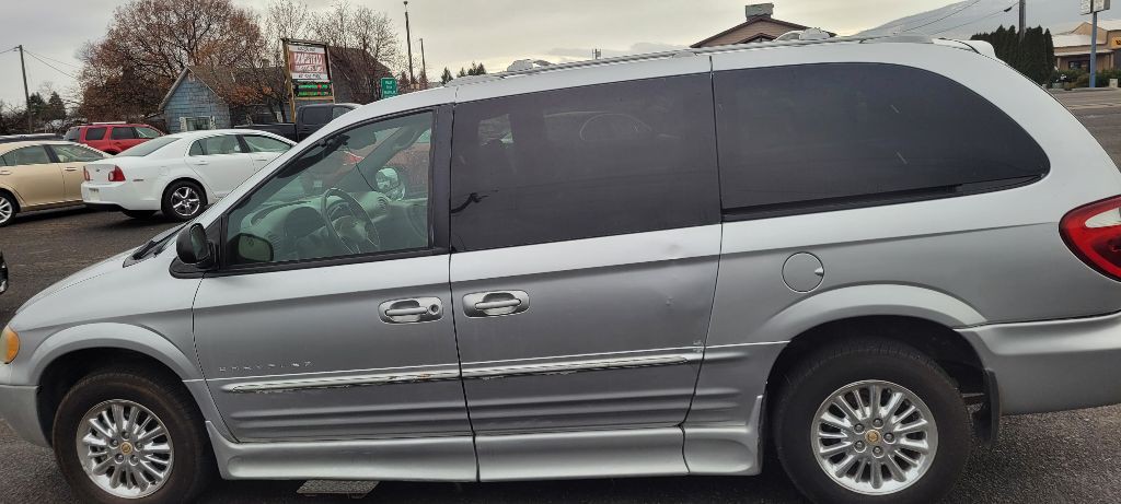 2001 Chrysler Town & Country Image 5