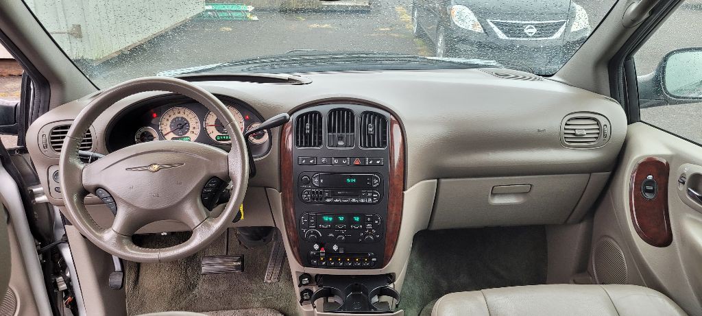 2001 Chrysler Town & Country Image 7
