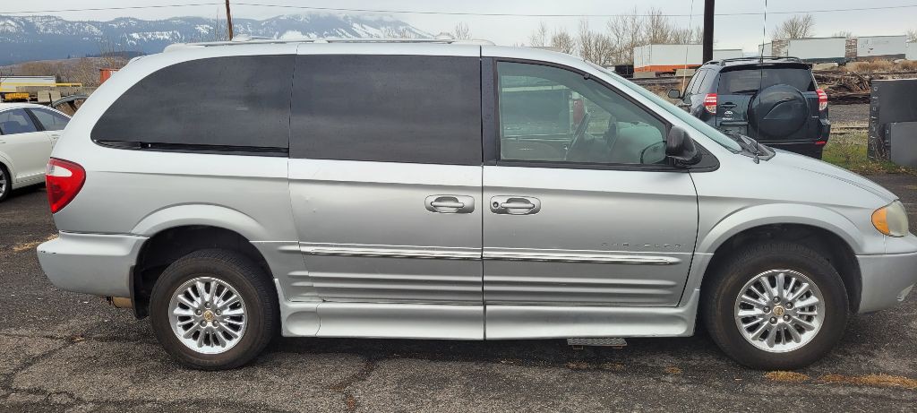 2001 Chrysler Town & Country Image 9