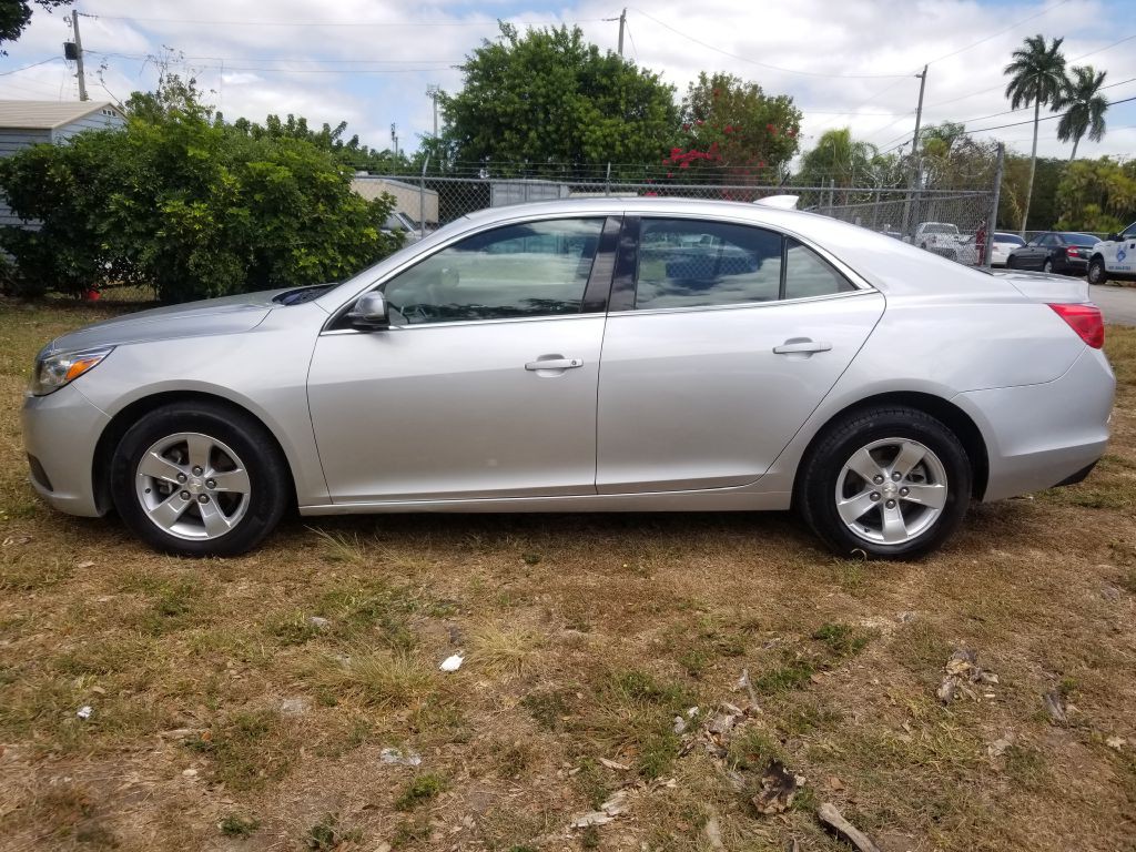 2016 Chevrolet Malibu Image 2