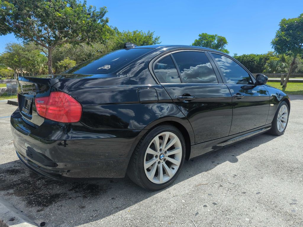 2011 BMW 3 Series Image 4